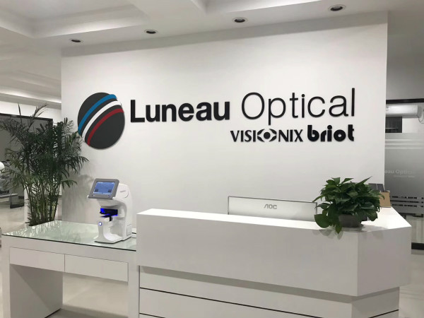 熱烈祝賀上海邁維動(dòng)漫與寧波路尼奧光學(xué)設備有限公司成功簽約，共同開(kāi)啟電腦驗光儀設備展示三維動(dòng)畫(huà)的制作之旅！(圖1)